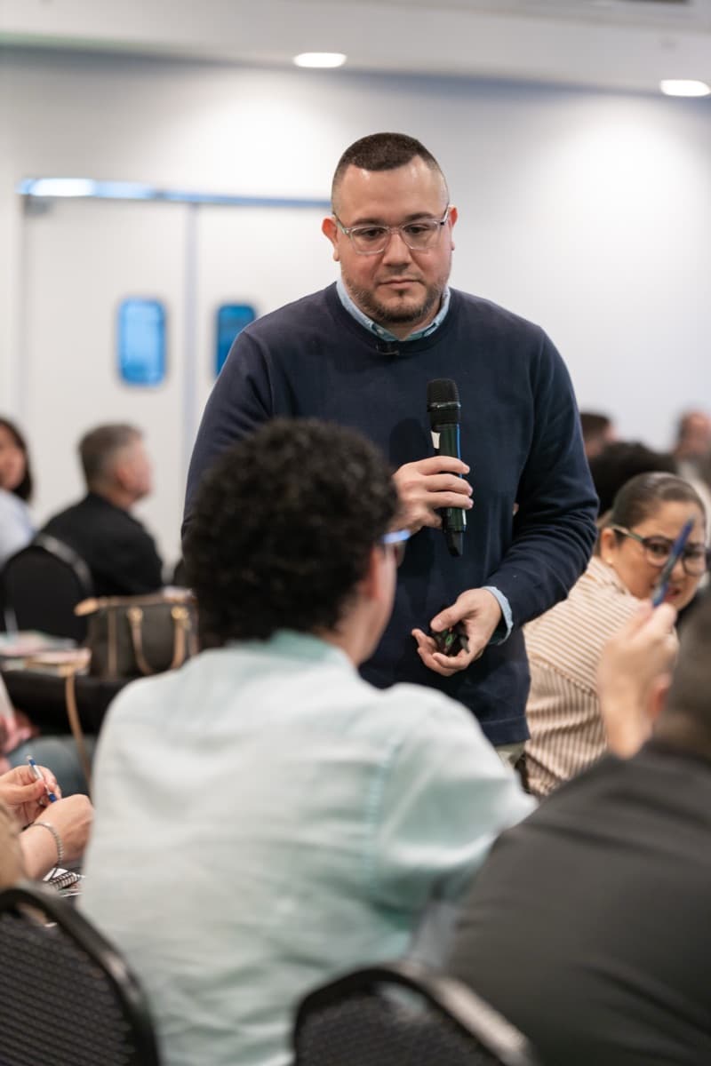 Félix conversando con los asistentes entre las mesas