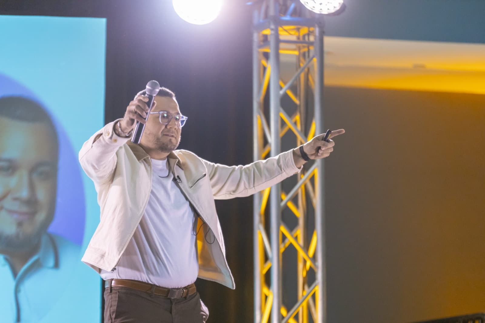 Félix presentando en tarima frente al público