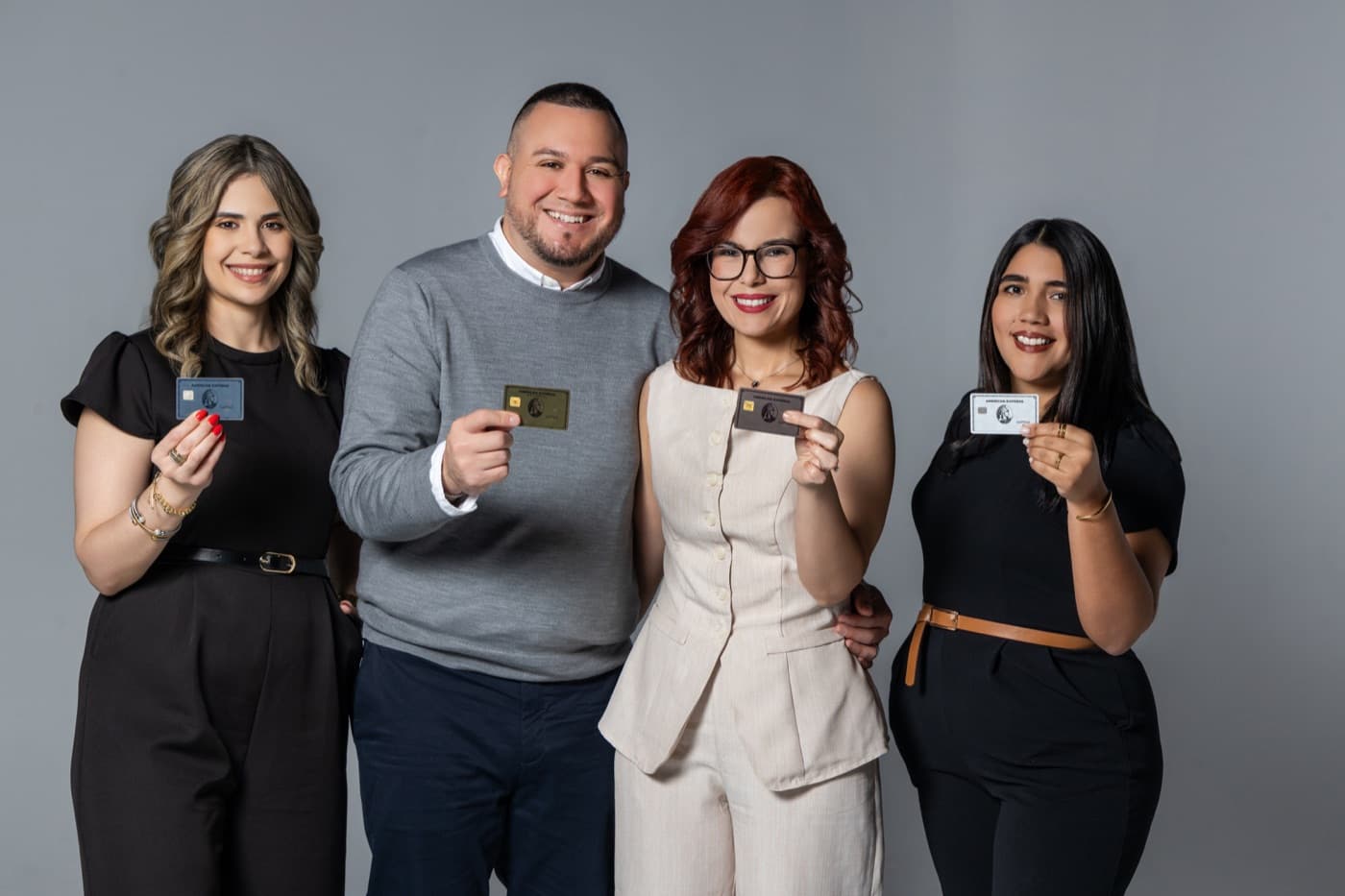 El equipo de Credit Café mostrando tarjetas de crédito